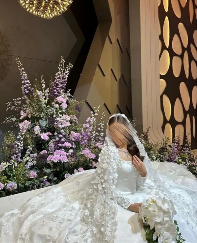 Платье свадебное атласное с длинным рукавом, квадратным вырезом и длинным шлейфом
