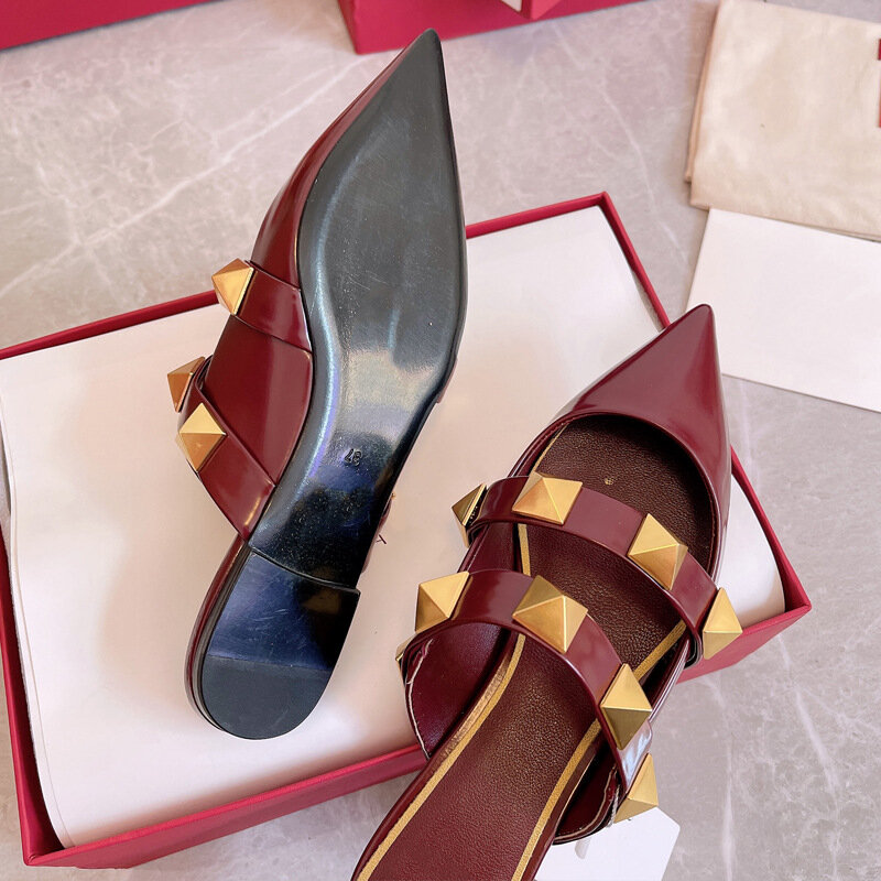 Sandalias planas con remaches dorados para mujer, zapatos informales de punta estrecha para exteriores, de diseñador de marca de lujo, verano, 2023