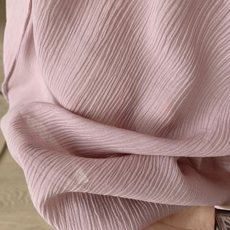 Блузка женская мешковатая с расклешенными рукавами и V-образным вырезом