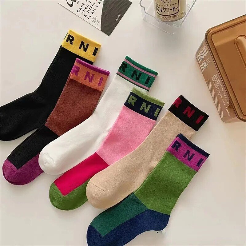 Frühling und Sommer neue Mode Socken Kinder Persönlichkeit einfache Rippe Brief schöne farbige Frauen Baumwolle mittlere Socken
