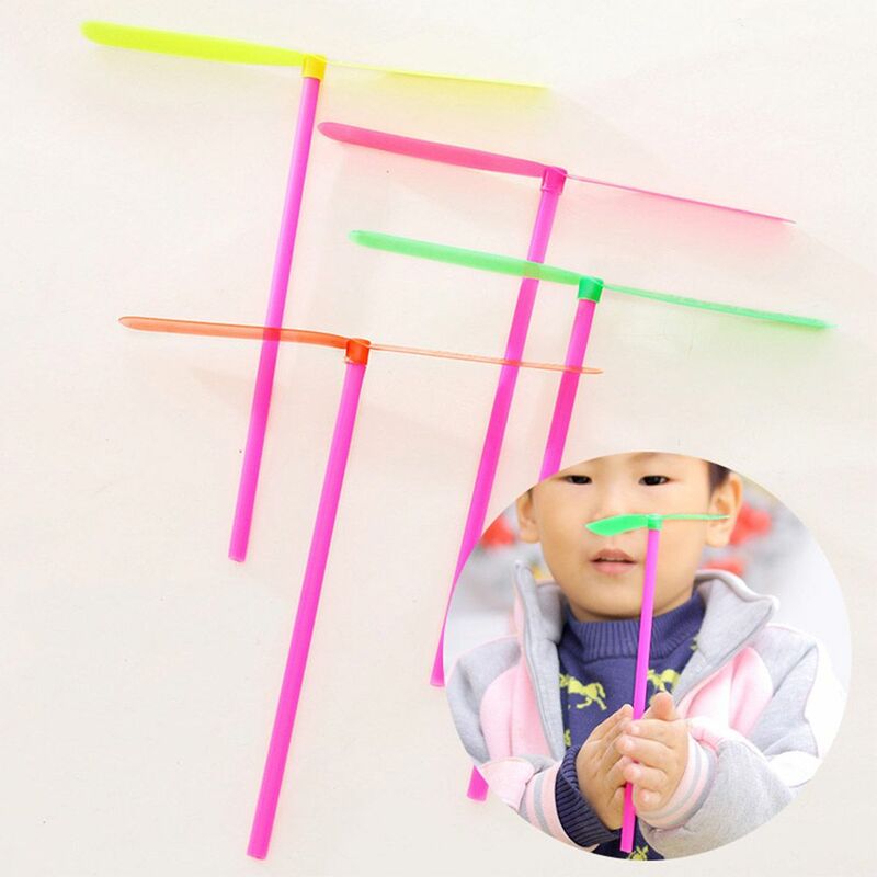 Bambini creativi bambino che ricorda il disco volante all'aperto sfregamento a mano Dragon fly Flying