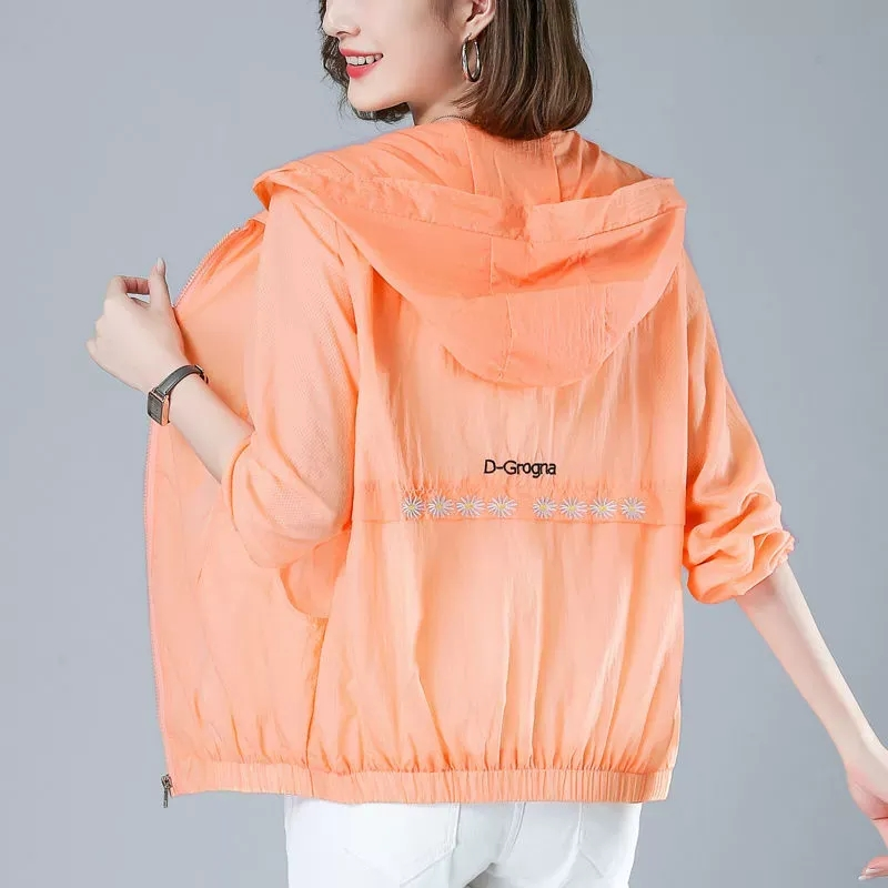 2024 nuova moda estiva sottile giacca a vento da donna cappotto femminile con cappuccio uniforme da Baseball giacche larghe protezione solare Clothin