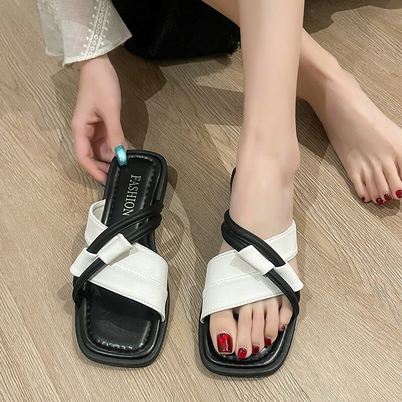 DOGHC 2024 nowe slajdy czarne z wystającym palcem na niskim obcasie letnie buty gumowe klapki damskie do sypialni i sandały damskie