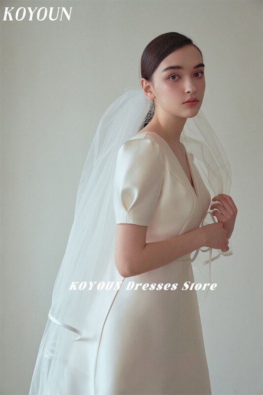 Koyoun ชุดแต่งงานแบบเรียบคอวีพร้อมชุดเจ้าสาวแขนพองสั้นชุดเจ้าสาวแบบเกาหลีชุดเจ้าสาว2024