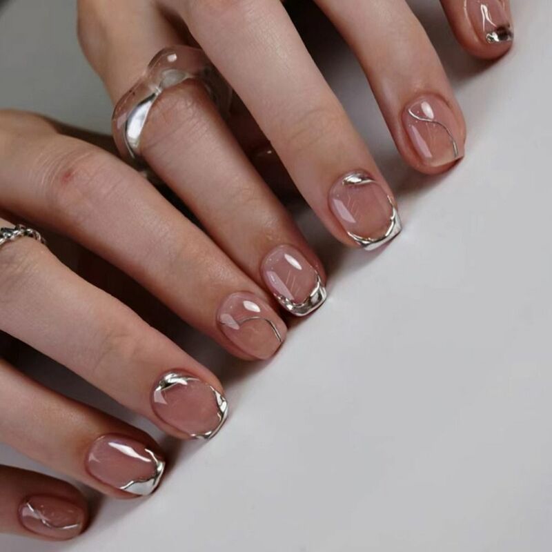 24 szt. Paznokcie krótkie okrągłe sztuczne paznokcie francuskie srebrne nieregularne linie brokatowe paznokieć z pełnym pokryciem końcówki odpinane sztuczne paznokcie