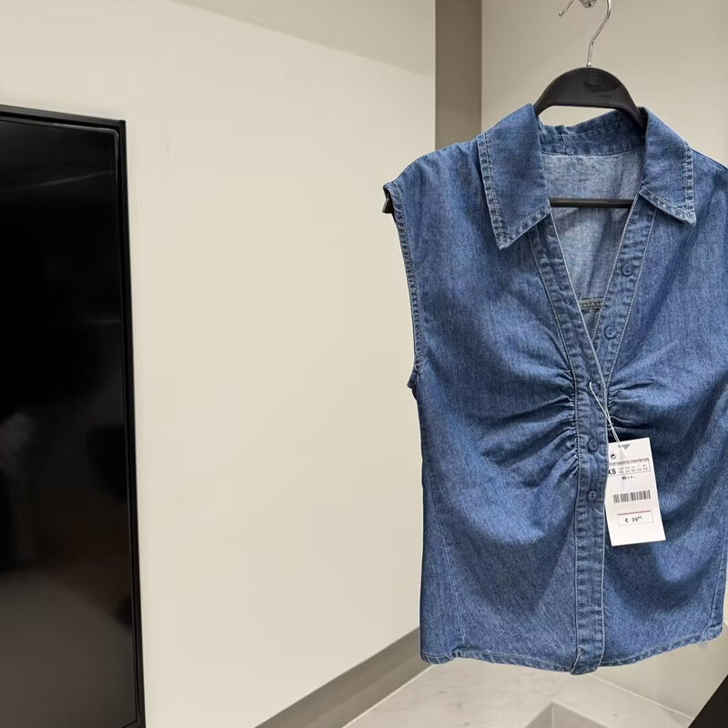 Neues modisches ärmelloses plissiertes dekoratives Jeans hemd mit V-Ausschnitt