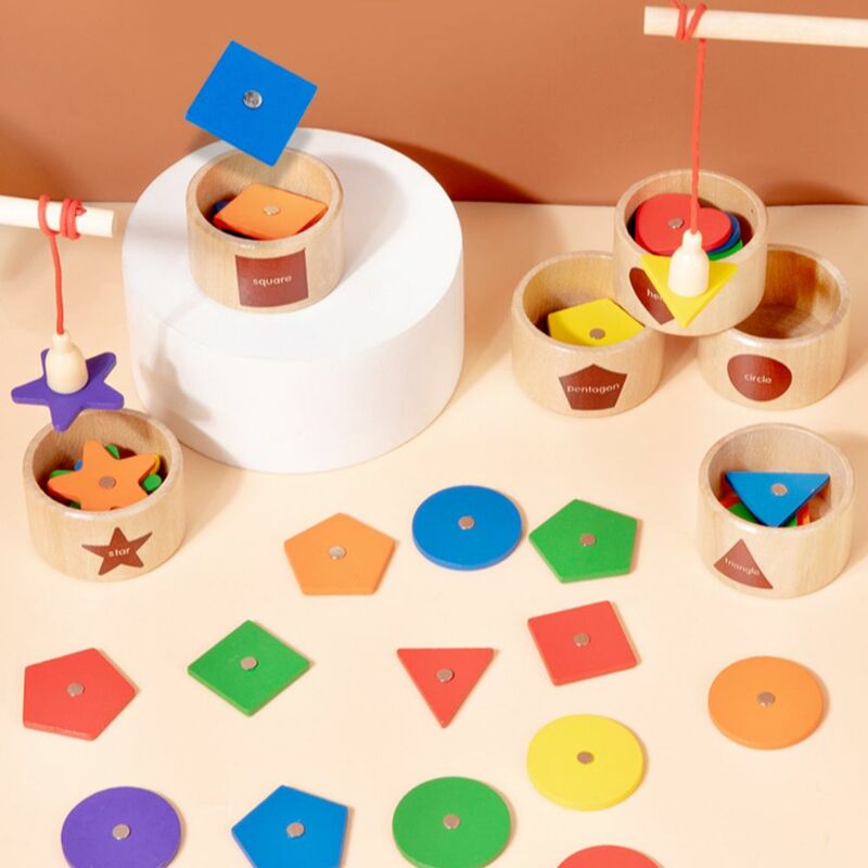 Jogo de pesca de madeira com design geométrico, combinando cores e brinquedo