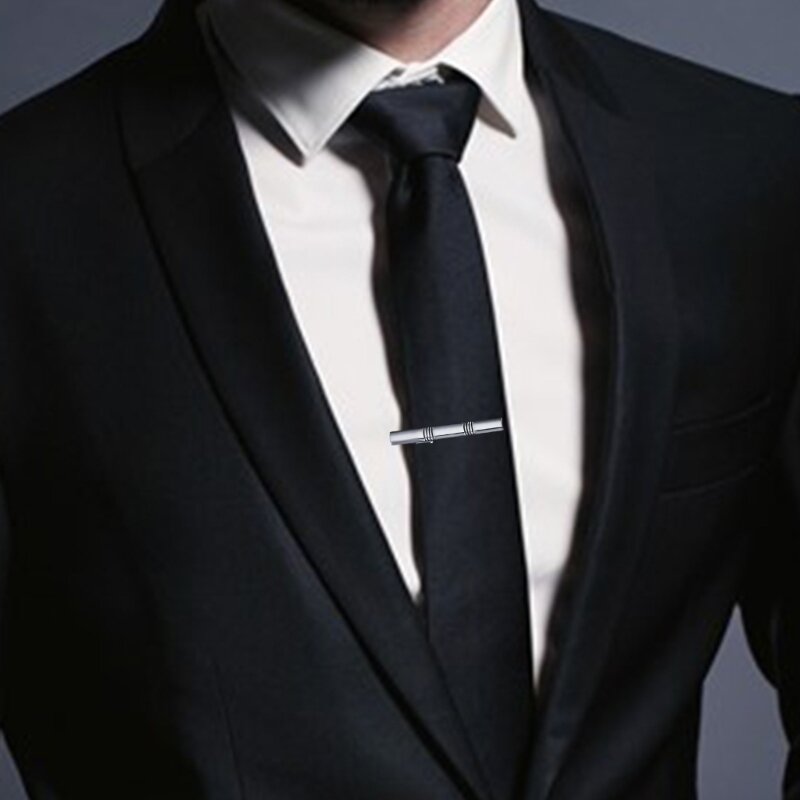 Pince à cravate argentée à adaptée aux réunions formelles mariage bureau
