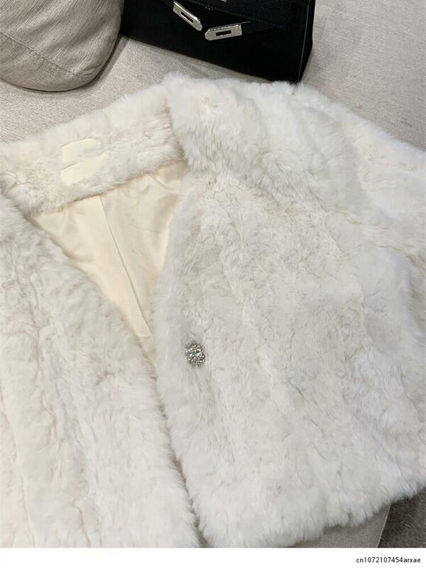 Jaqueta falsa de cordeiro para mulheres, casaco de guaxinim imitação curta, decote em v, jaqueta peluda, outwear fofo branco