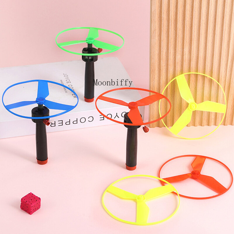 6 pezzi di plastica colorata Pull Line UFO disco volante giocattoli da gioco all'aperto per bambini compleanno Pinata bomboniere premi per l'asilo