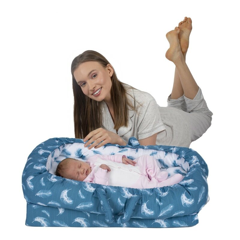 Cama de bebé para madre con estampado de plumas de color azul