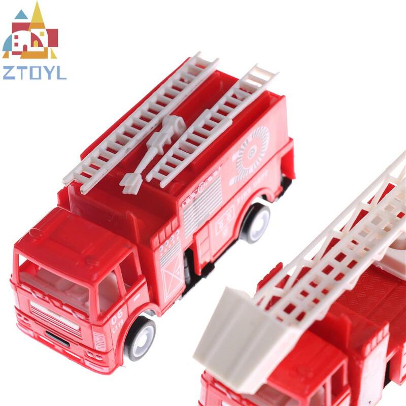 سيارة لعبة صغيرة بمحرك حريق ، لعبة أطفال ، لون أحمر