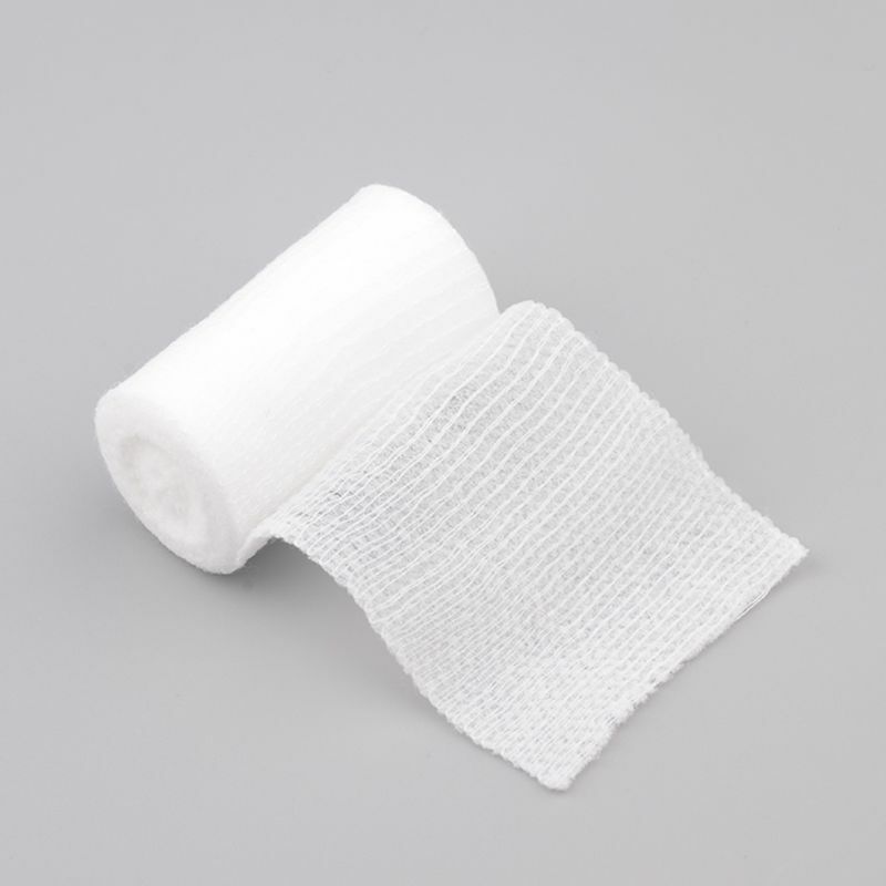 Białe bandaże gazy rolce do pierwszej pomocy opatrywaniu i zaopatrzeniu medycznym