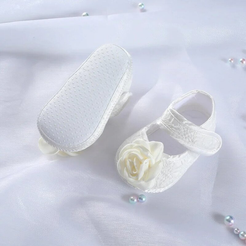 Koronkowa kokardka z perłami Baby Girl First Walkers Miękkie buty Mała księżniczka Białe buty dziecięce Satynowe buty w kwiaty Noworodkowe mokasyny Obuwie