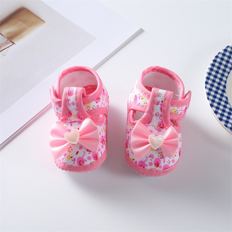 Zapatos planos para bebés y niñas, zapatos de suela suave con estampado de flores y lazo, antideslizantes para interiores y exteriores
