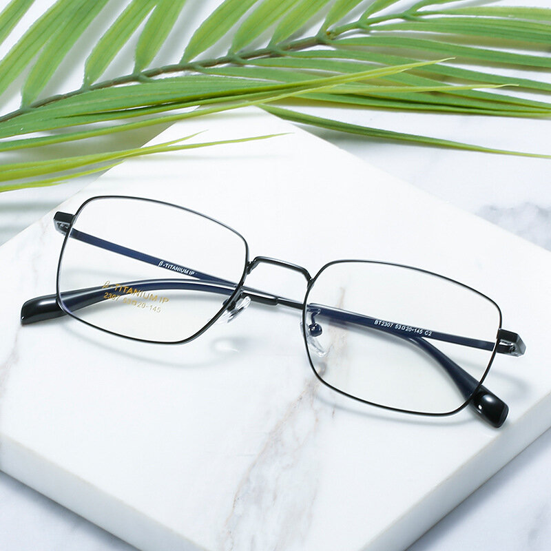 แว่นกรอบออพติคอลไทเทเนี่ยมกรอบสี่เหลี่ยมกรอบเคลือบ IP แบบเรียบสามารถใส่สายตาสั้นได้