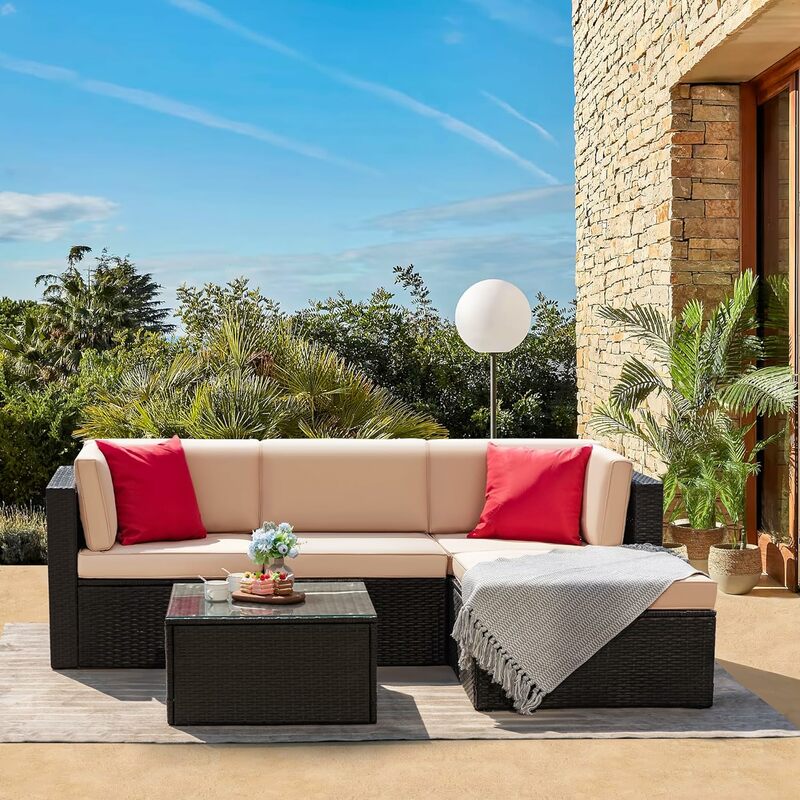 Zestaw do rozmów na patio Wiklinowe meble rattanowe Sofa zewnętrzna z poduszkami, poduszkami i szklanym stołem na werandę, trawnik i podwórko