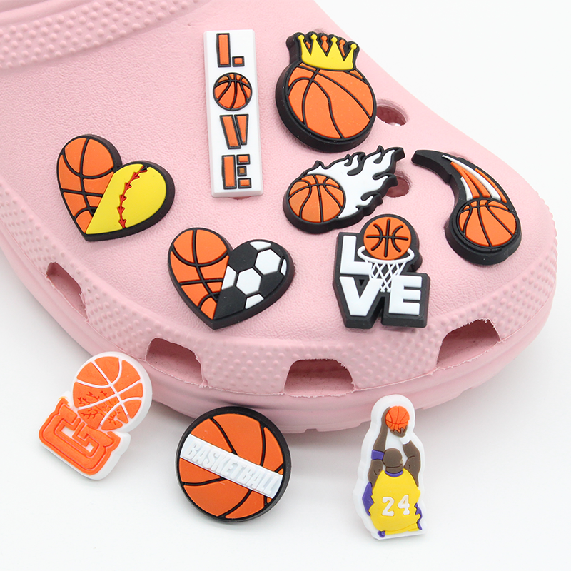 Nowy koszykówka jibz 1 sztuk cartoon sport styl Charms buta DIY drewniaki buty Aceessories Fit croc sandały udekoruj dzieci chłopiec prezenty