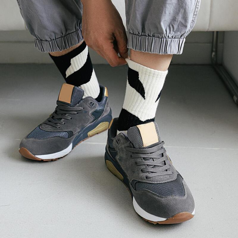 Kaus kaki olahraga motif asimetris unik uniseks, kaus kaki olahraga tabung sedang gaya Hop bersirkulasi desain garis-garis asimetris untuk pria dan wanita