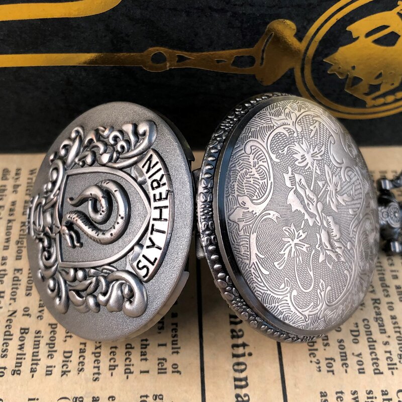 Reloj de bolsillo de cuarzo con grabado de insignia de serpiente de película clásica, reloj con colgante de collar con números árabes, regalo Unisex para estudiantes