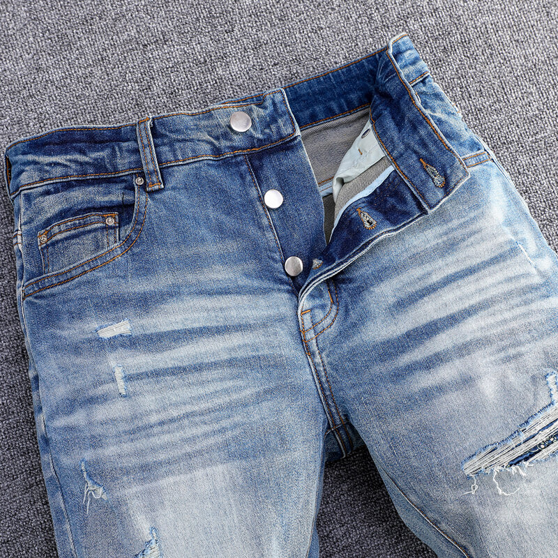 Główna ulica modne dżinsy męskie niebieskie w stylu Retro rozciągają się chudy krój porwane jeansy mężczyzn Bandana załatana projektant Hip Hop markowe spodnie Hombre