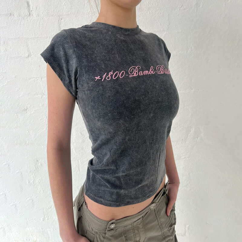 Camiseta con bordado de letras tridimensional para mujer, Top pequeño versátil para interior y hombro Delgado, mangas voladoras
