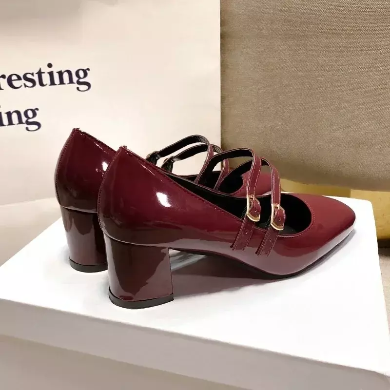 Sepatu untuk wanita 2024 musim semi baru mode gesper kulit paten gaun Mary Jane sepatu hak tinggi Retro Pumps wanita Zapatos Mujer