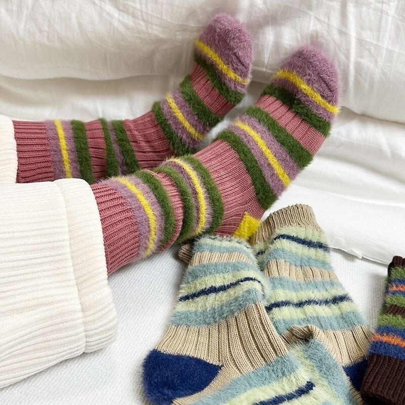 1/2 paia di calzini in velluto di visone Colorblock a righe da donna Kawaii Winter addensare calzini caldi Sleep Bed Floor Home Fluffy Sock Harajuku