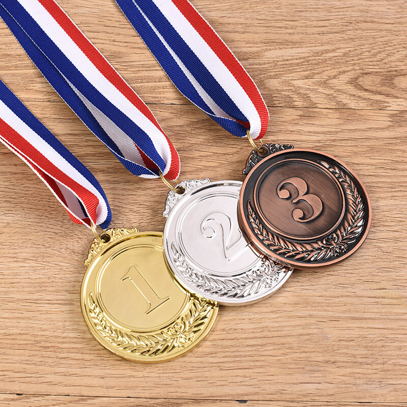 Zdobywca złotego srebrnego brązowego medalu nagradza nagrody w konkursie piłkarskim za pamiątkowe prezenty na świeżym powietrzu dla dzieci z motywem sportowym zabawki