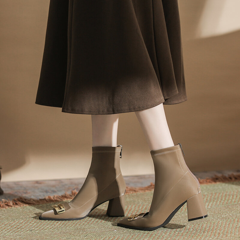 Женские замшевые ботинки с острым носком, на толстом каблуке, с металлической пряжкой