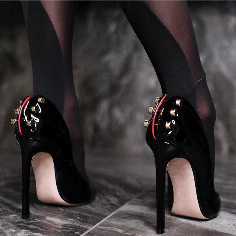 สีดำ/ สีแดงผสมปั๊มตกแต่งโลหะหัวเข็มขัดฝาหลังกริชรองเท้าส้นสูงแบบสวมหัวปั๊มเซ็กซี่แบบใหม่