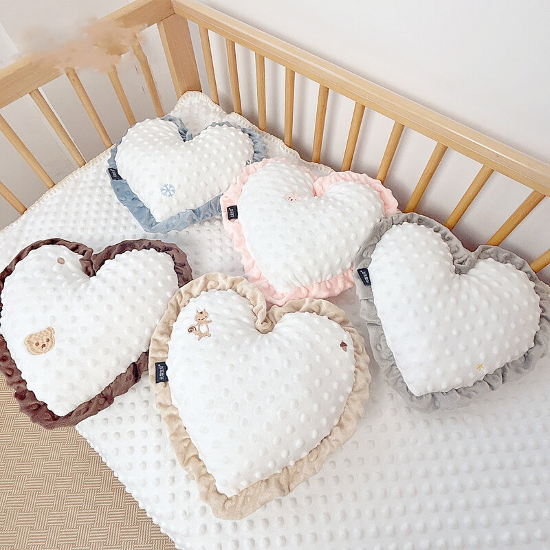 Ins Nordic Estilo Minkly Dot Tecido Almofada Almofadas, Almofadas Do Bebê, Em Forma De Coração, Mini Travesseiro, Quarto Berço Decoração Das Crianças