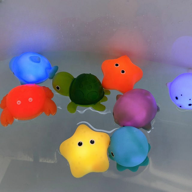 Juguete de baño con luz LED para bebés y niños pequeños, juego de animales marinos, agua de natación, parpadeante, bañera flotante
