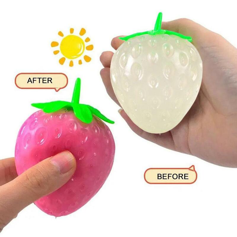 ลูกบอลบีบมือรูปสตรอเบอร์รี่เปลี่ยนสีได้ของเล่นบีบคลายเครียดสำหรับเด็กออทิสติก