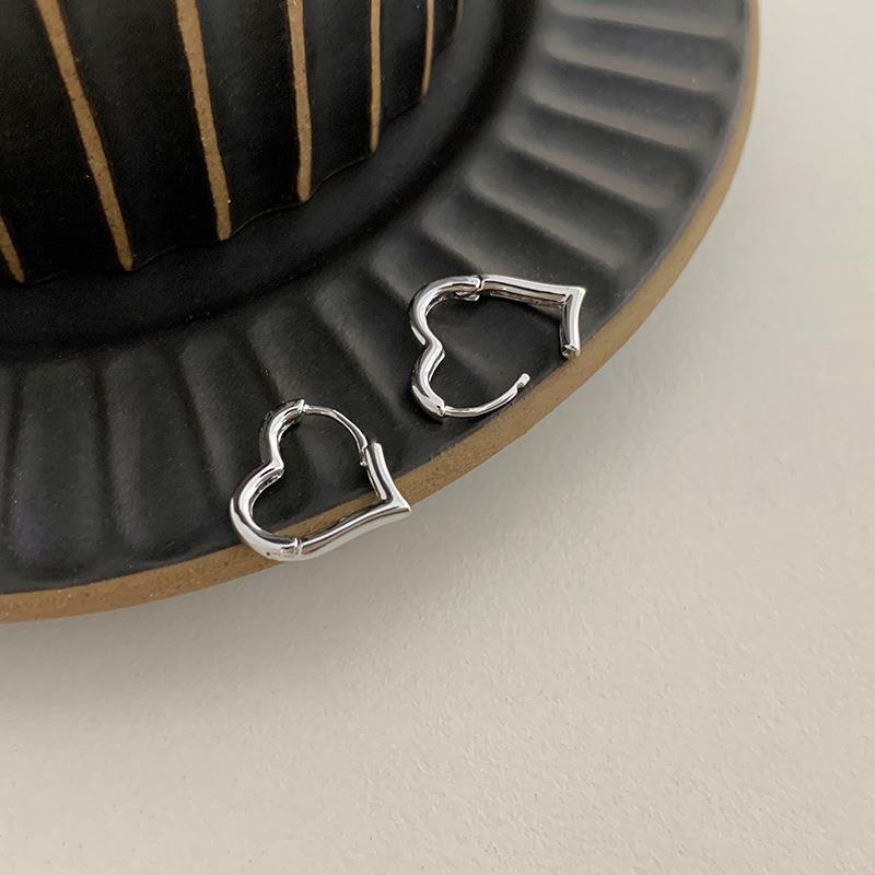 Prosta konstrukcja srebrny kolor Hollow Heart Hoop kolczyki dla kobiet nowa marka moda Ear Cuff Piercing Vintage kolczyk prezent