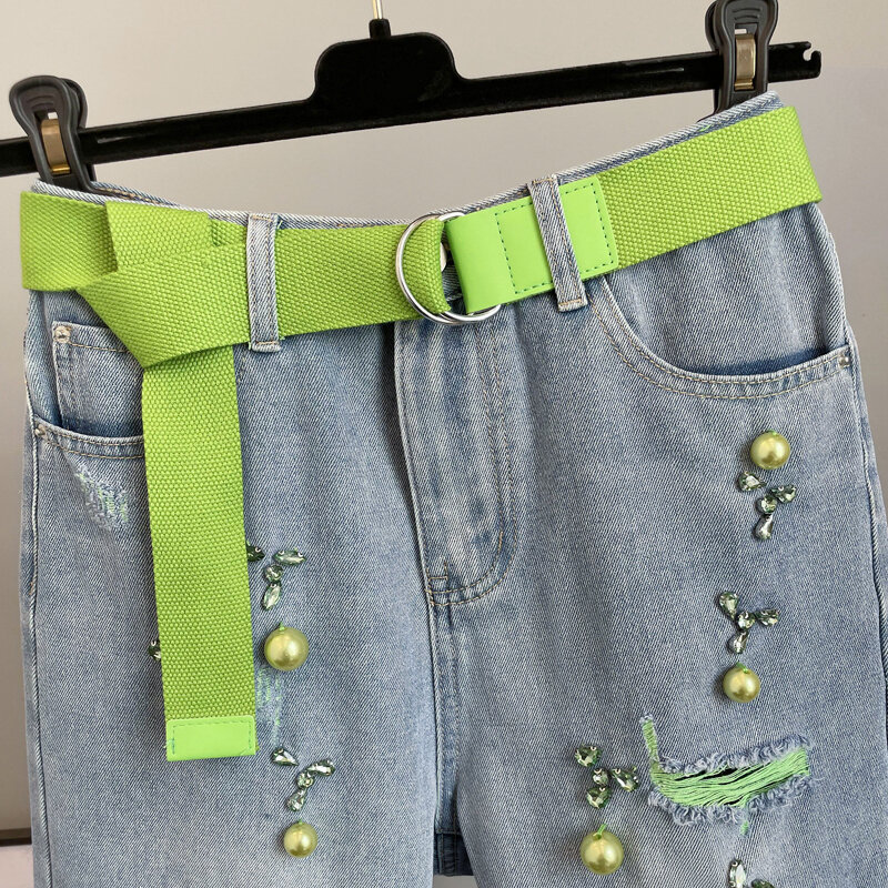 Celana pendek DENIM ผู้หญิงเอวสูงประดับด้วยลูกปัดสีเขียวประดับเพชรแบบขาดเป็นรูสำหรับกางเกงสำหรับหน้าร้อน