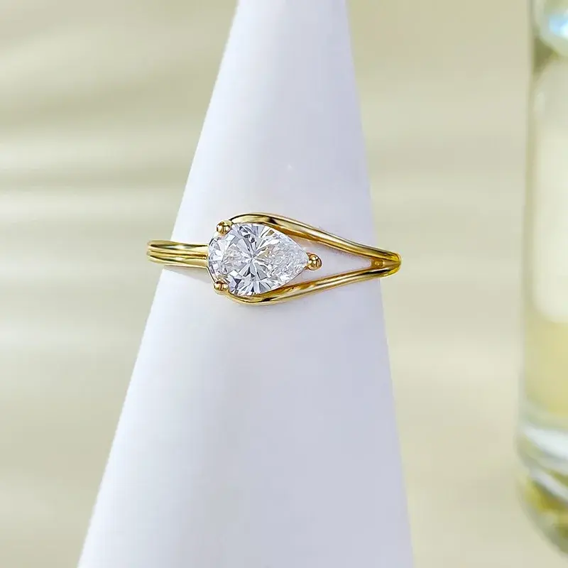 ลูกแพร์เงินสเตอร์ลิง100% 925 2CT แซฟไฟร์สีขาวแหวนใส่นิ้วเพชรคาร์บอนสูงสำหรับทอง18K เครื่องประดับสำหรับงานแต่งงานของผู้หญิง