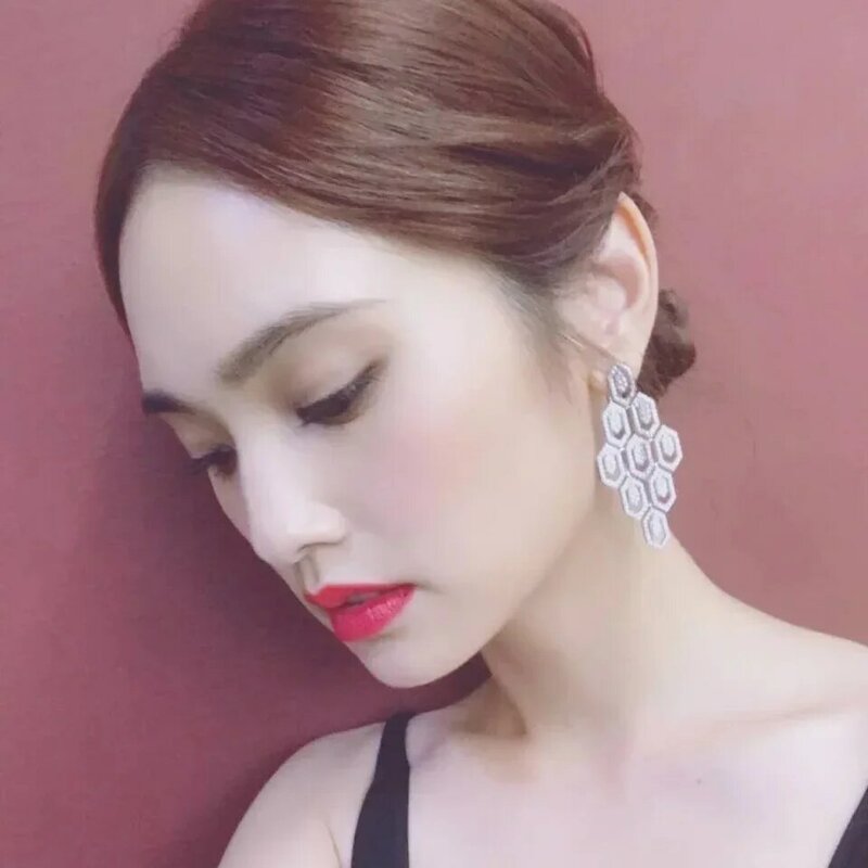 Il dramma coreano Kim Ji ha vinto lo stesso orecchino accessori esagerati di lusso leggeri Queen of Tears 2024 nuovi ventagli regalo