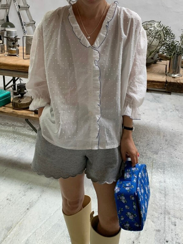 Blusa blanca transparente con volantes para mujer, camisa informal de manga larga con cuello de pico, bordada con lunares, moda coreana, verano, 2024