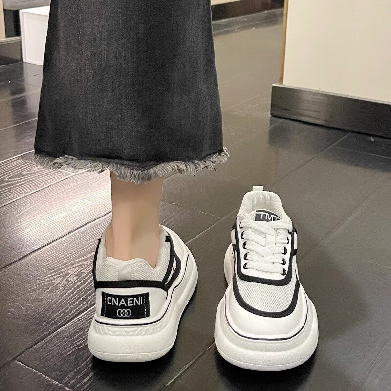 Sepatu wanita putih kecil antilembap, sepatu wanita tipis baru Musim Panas 2024, sepatu jala sol tebal dengan rok sepatu papan olahraga
