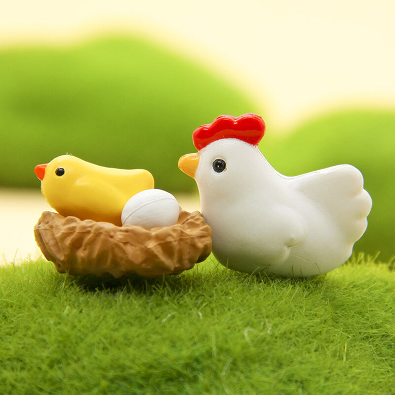 Poulets, un accent jetable, une poule, un poussin, une main d'œuf, un micro paysage de bricolage, jardinage et beurre incité
