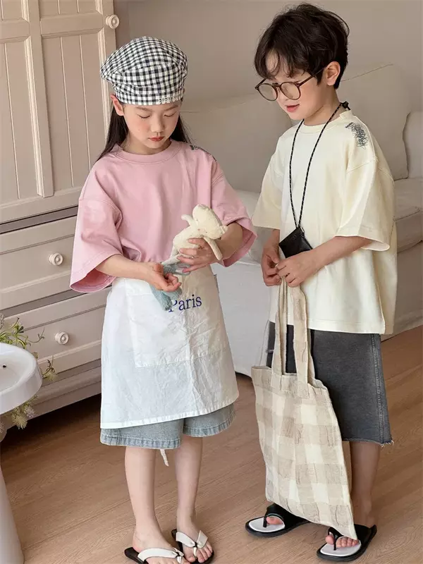เสื้อยืดเด็กแบบสวมหัวแขนสั้นลายตัวอักษรของเด็กผู้ชายและเสื้อเด็กผู้หญิงสไตล์เกาหลีใหม่2024ฤดูร้อน