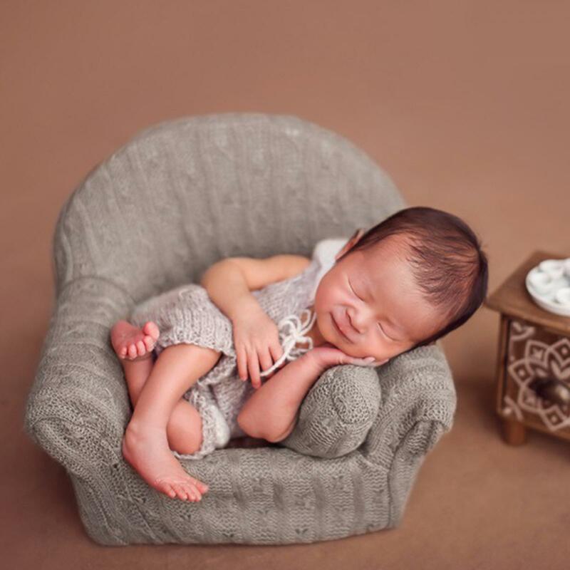Pele do bebê amigável posando sofá conjunto, foto adereços, almofada, travesseiro, cinza