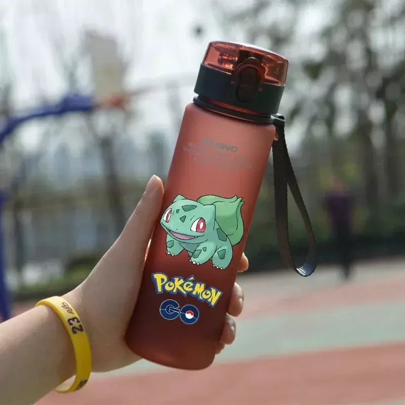 Pikachu Charizard 560ml Cartoon Kawai Erwachsenen im Freien große Kapazität Sport Wasser flasche Geschenke Pokemon Wasser Tasse tragbaren Kunststoff