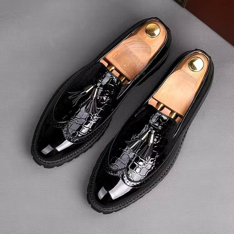 Sepatu Oxford kulit Brogue pernikahan rumbai lancip pria desainer mewah sepatu loafer kasual pria gaun Formal Zapatos Hombre