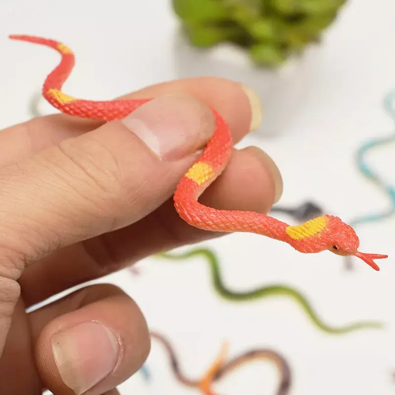 12 buah mainan simulasi tinggi Model ular plastik lucu ular menakutkan anak-anak Gag lelucon lucu mainan lelucon Halloween Prop untuk dekorasi