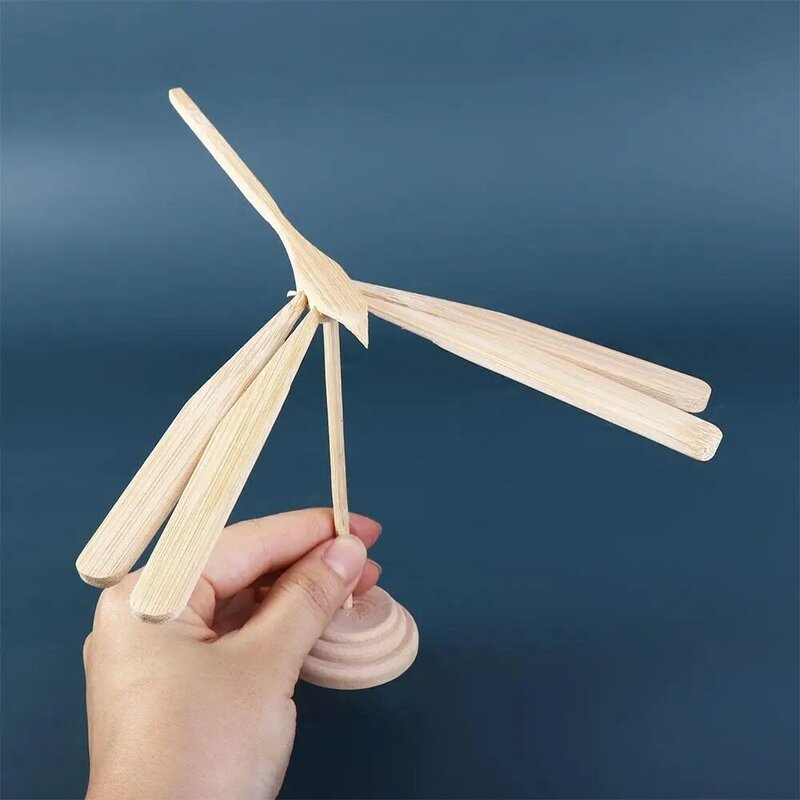 Neuheit Ostern ausgeglichen Bambus Libelle Balance Libelle wissenschaft liche Anzeige Modell Holz fliegende Pfeil Spielzeug fliegende Zubehör