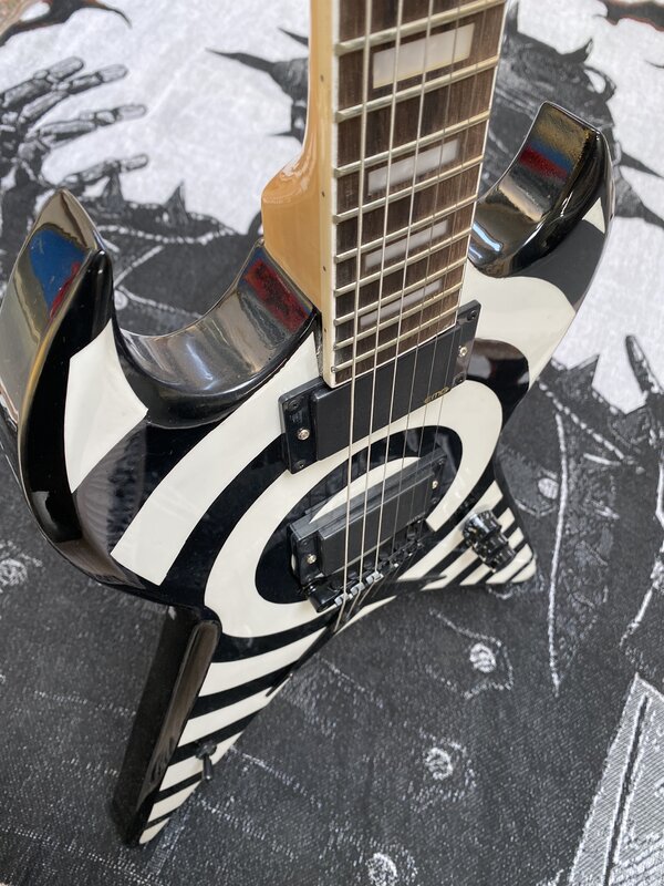 High quality electric guitar, personalized V-shaped electric guitar, circle lacquer, HH pickups, high level sound quality