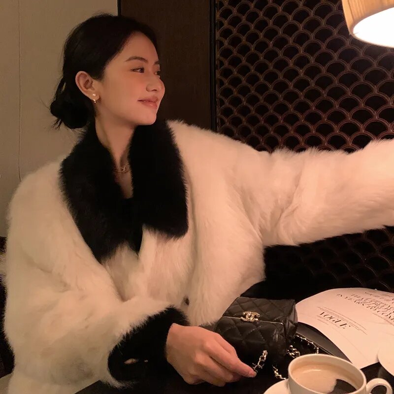 Mantel musim dingin untuk wanita 2023 baru jaket pendek hangat modis gaya Korea mantel bulu domba leher-v jahitan hitam putih baru