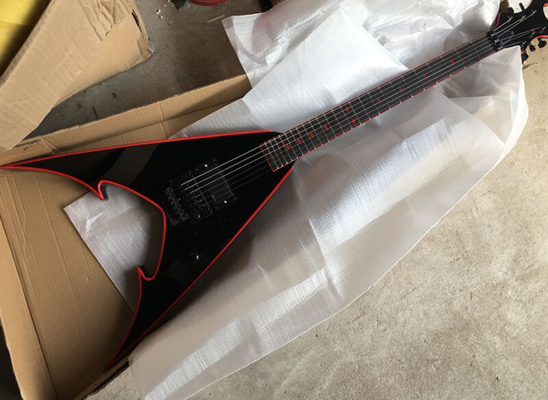黒のv字型エレキギター、floyd rose、ローズウッド指板、6弦